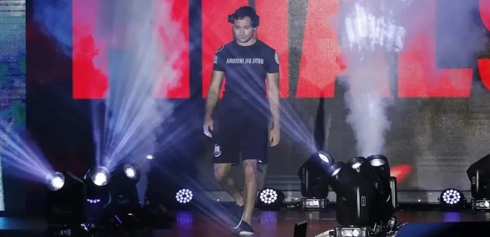 Athlete walking to the finals with smoke effects