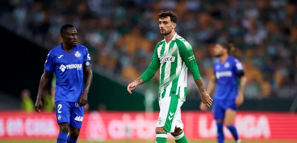 Players from Real Betis and Getafe on the field