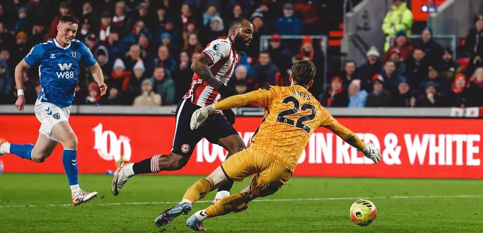 Brentford player challenging Sunderland goalkeeper