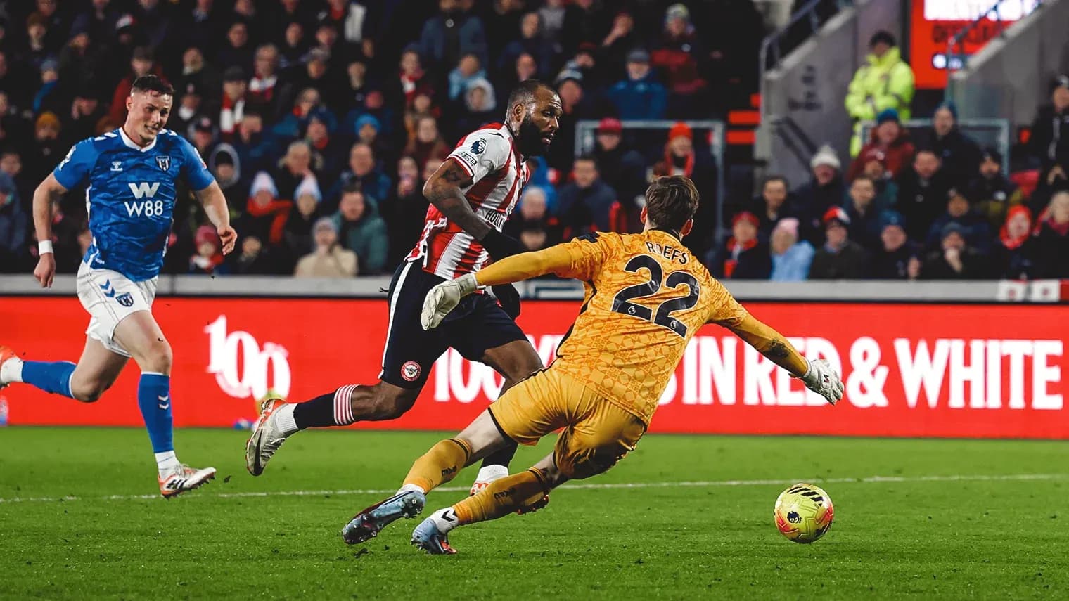 Brentford player challenging Sunderland goalkeeper