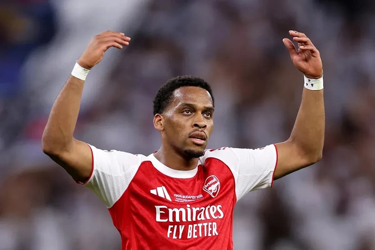Player gesturing during match in Arsenal kit