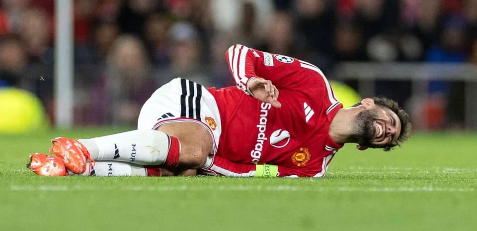 Player from Manchester United lying on pitch injured