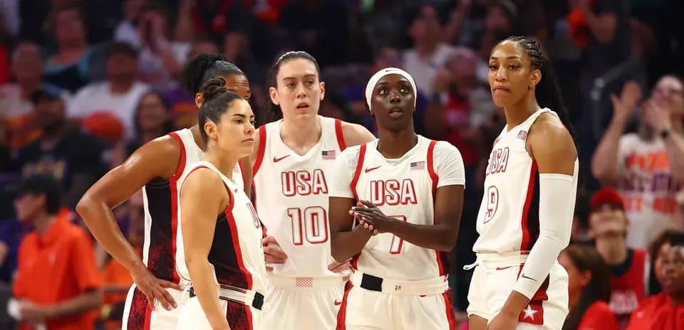 USA women's basketball team huddled during game