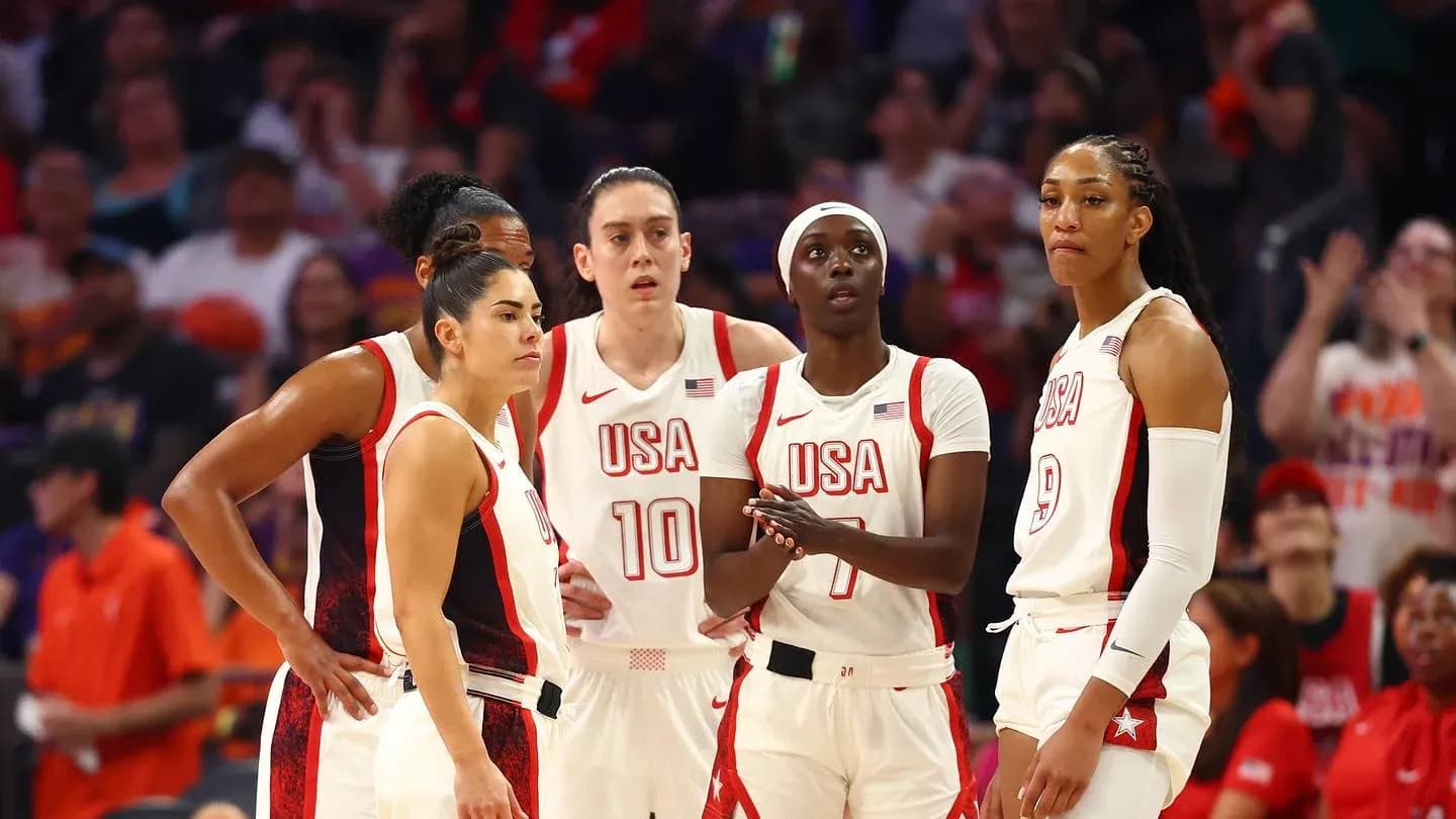 USA women's basketball team huddled during game