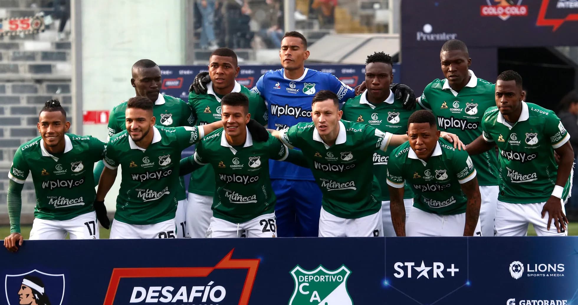 Deportivo Cali team posing before a match