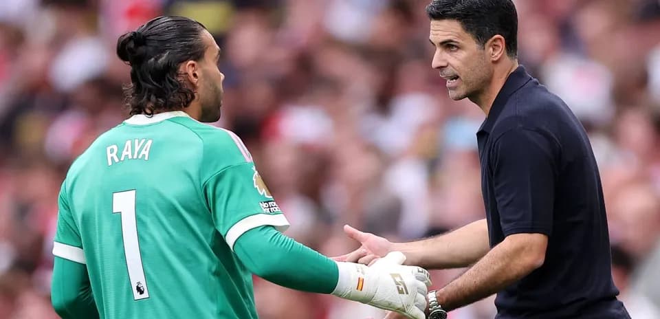 Goalkeeper David Raya and manager Mikel Arteta discussing