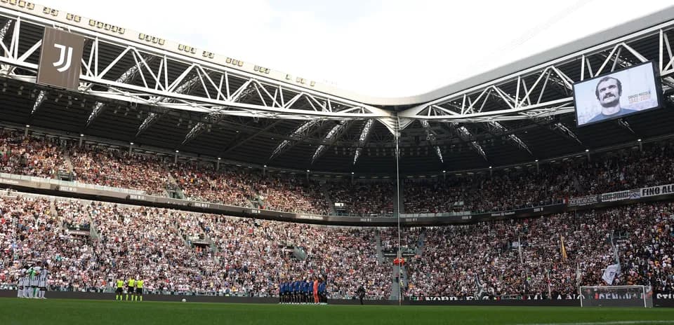 Crowd gathered at Allianz Stadium during match