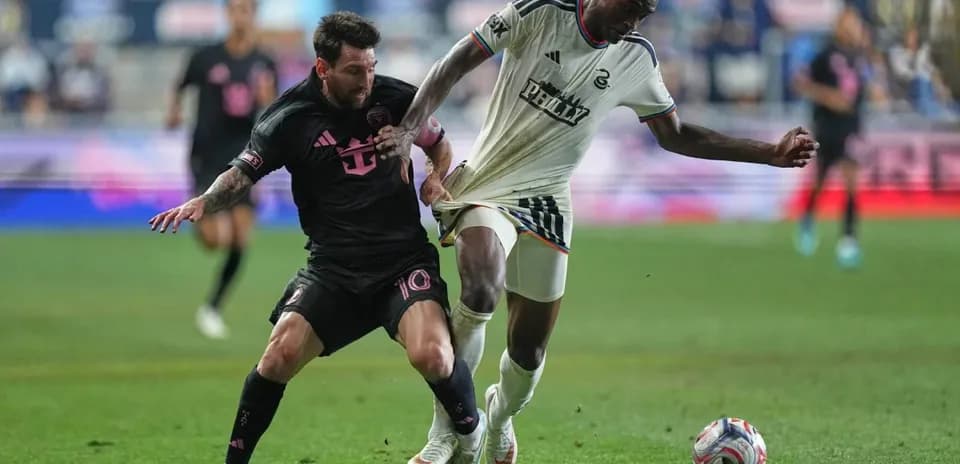 Lionel Messi battling for the ball during match