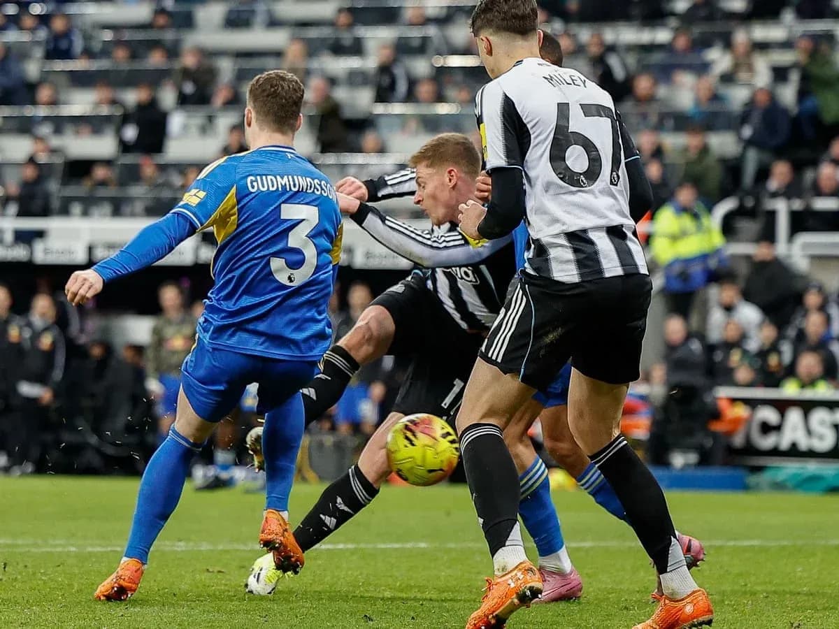 Leeds and Newcastle players competing for the ball