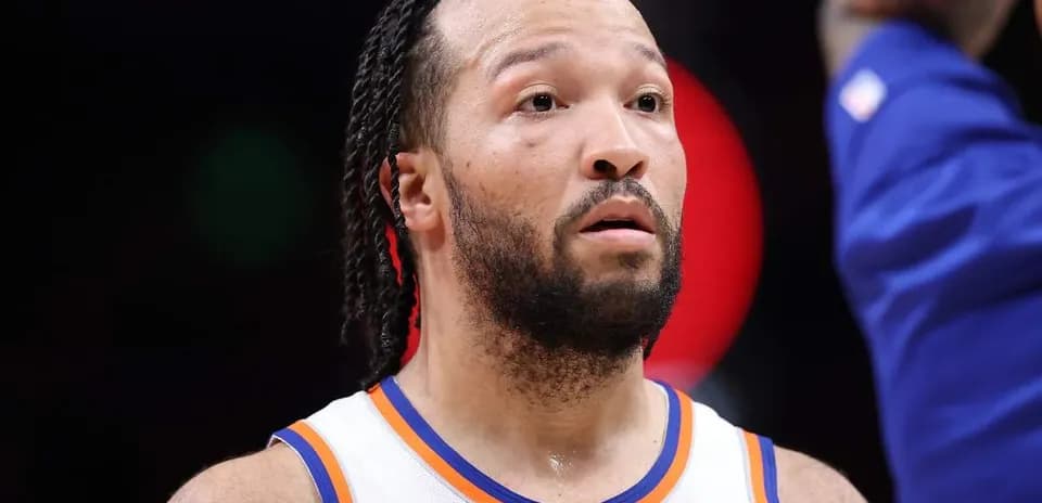 Player in Knicks uniform during game action