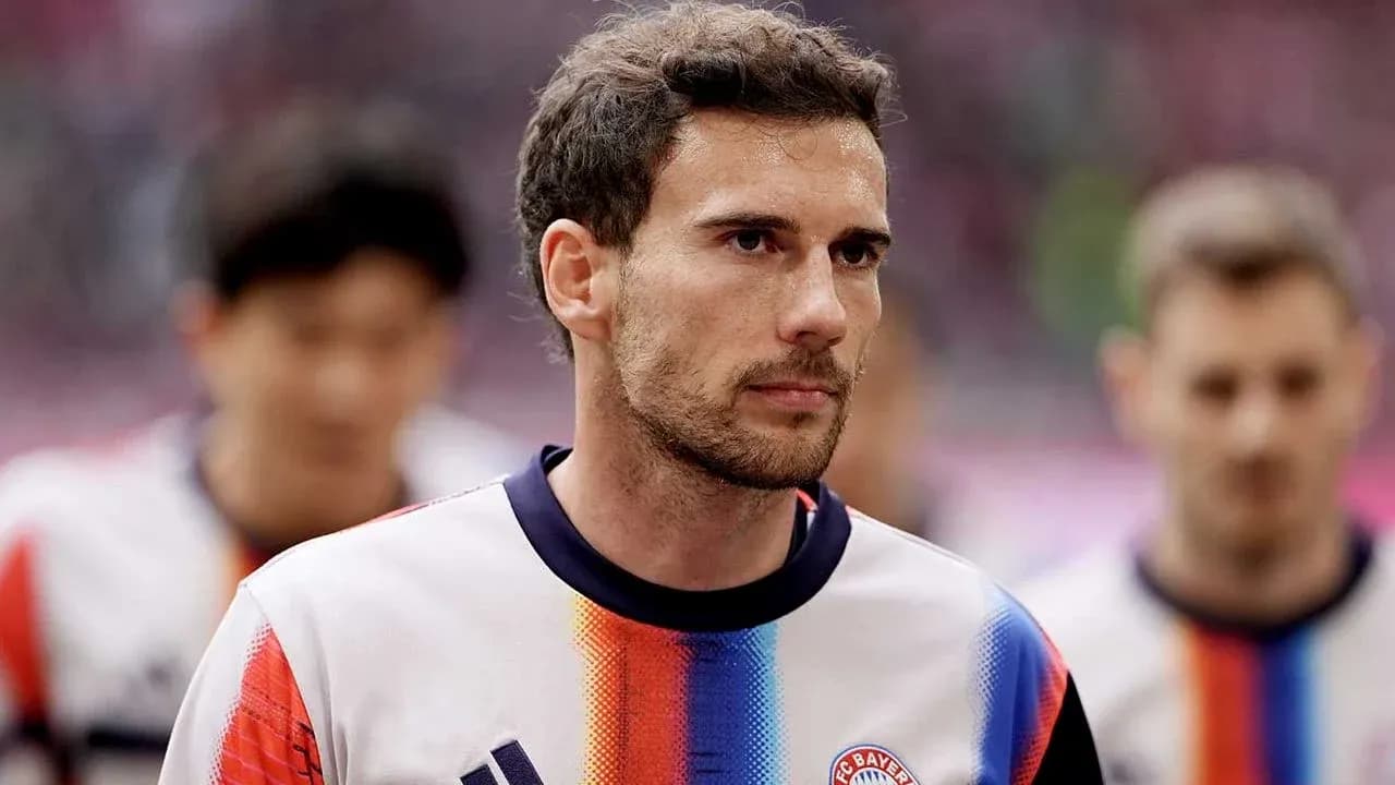 Player in Bayern Munich jersey during match preparation