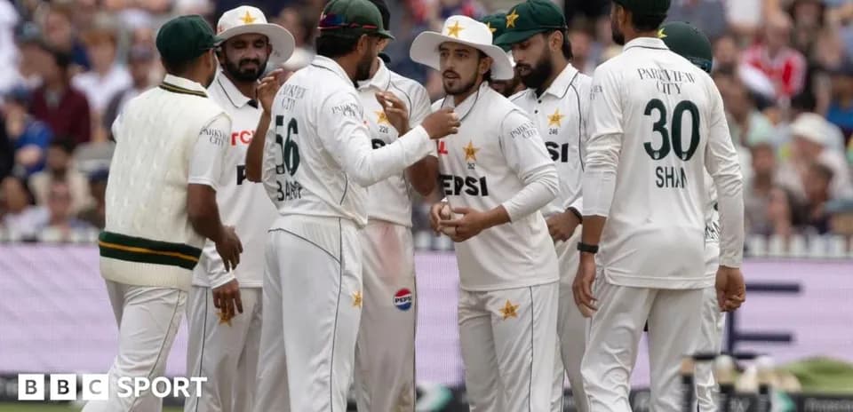 Pakistani cricket team discussing on the field