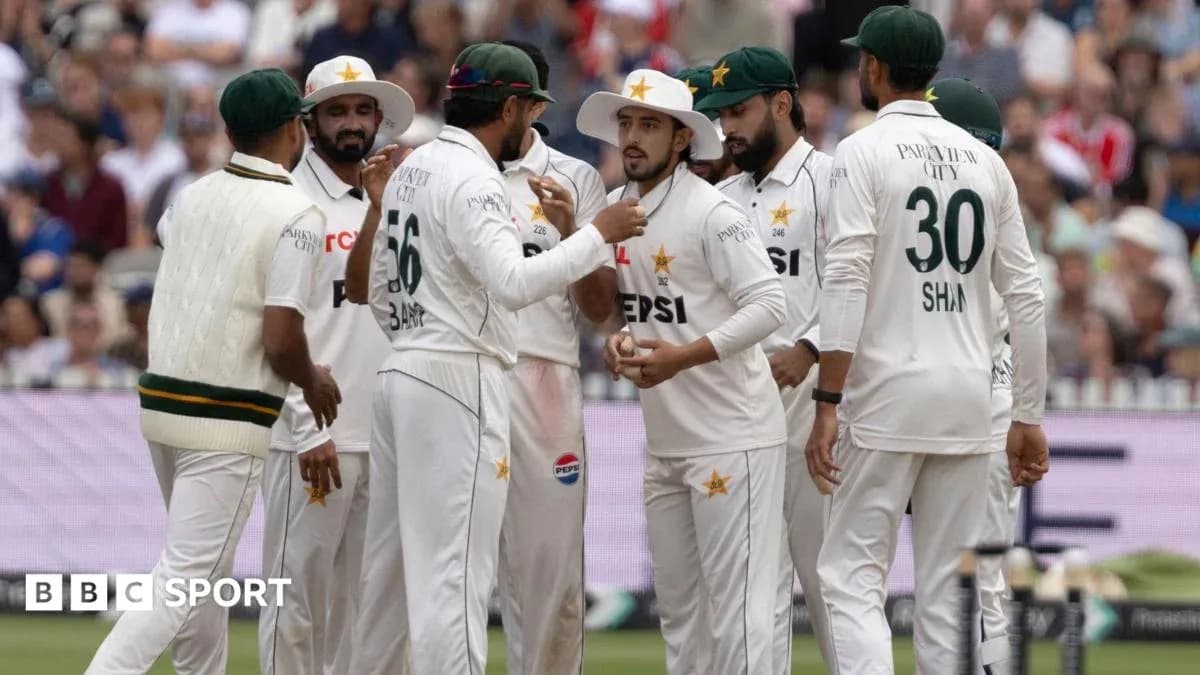 Pakistani cricket team discussing on the field