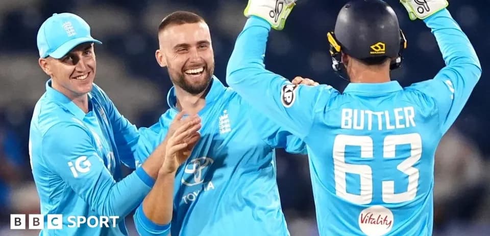 England cricket players celebrating a wicket together