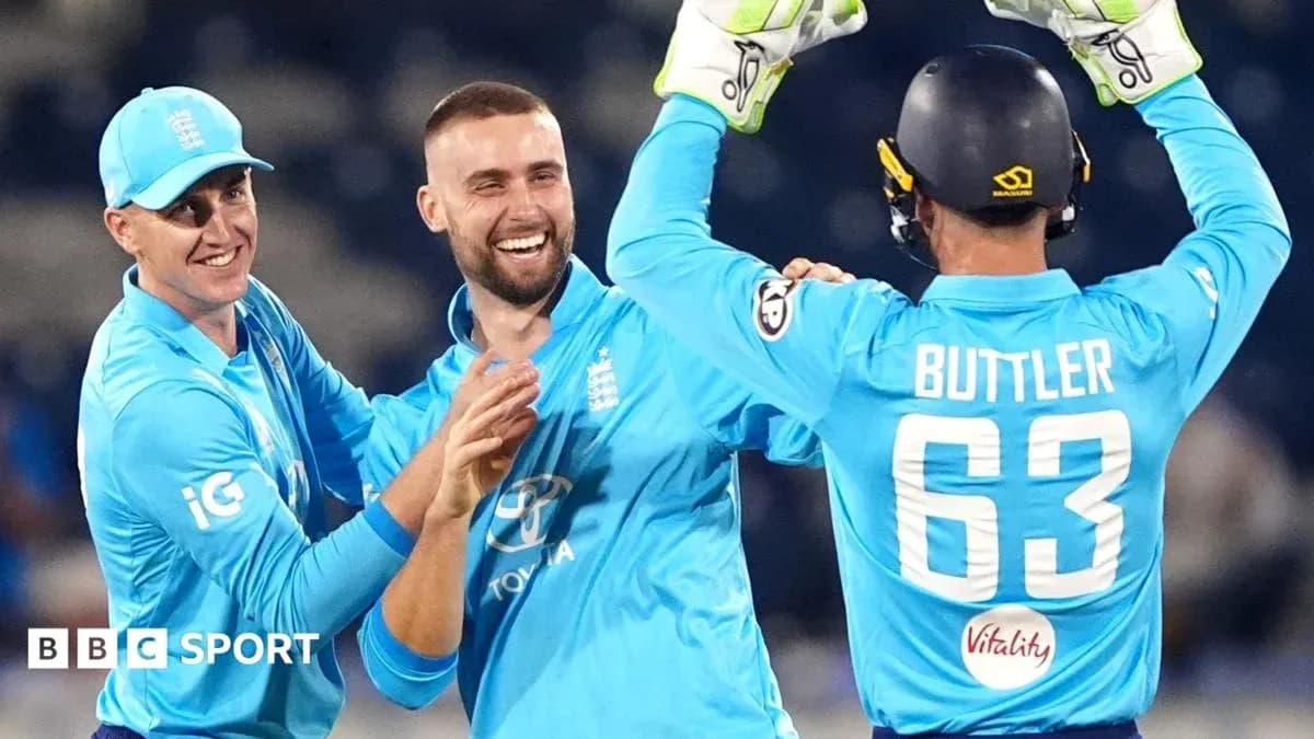 England cricket players celebrating a wicket together
