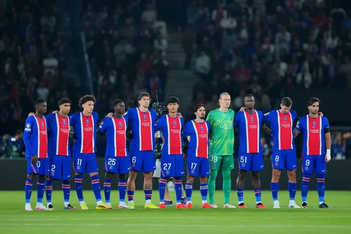 Paris Saint-Germain players standing in line before match