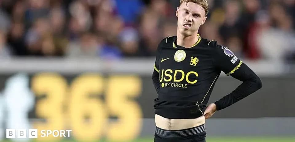 Player holding his waist during a match