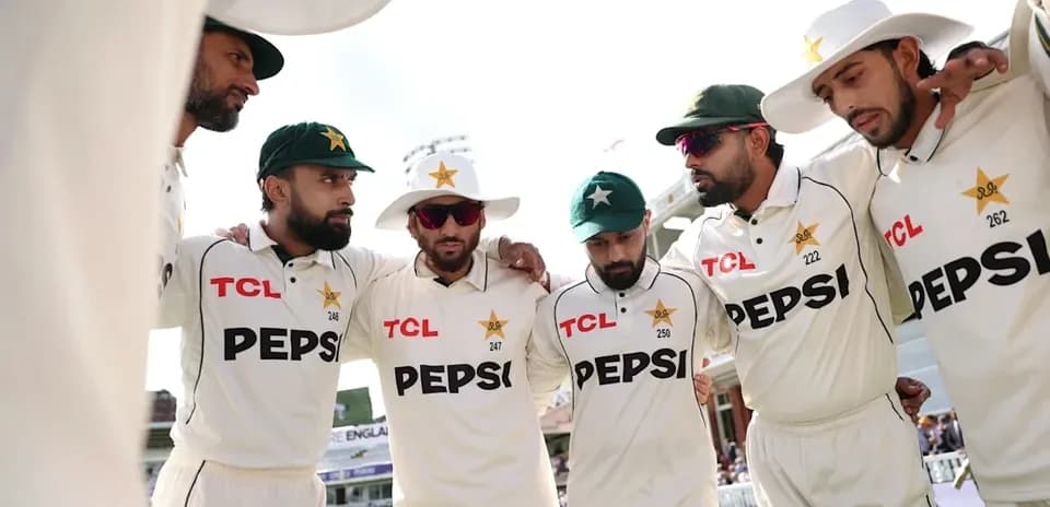 Pakistan cricket team huddling before match