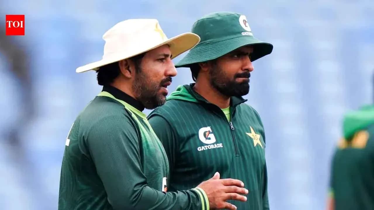 Two Pakistan cricket players in training session