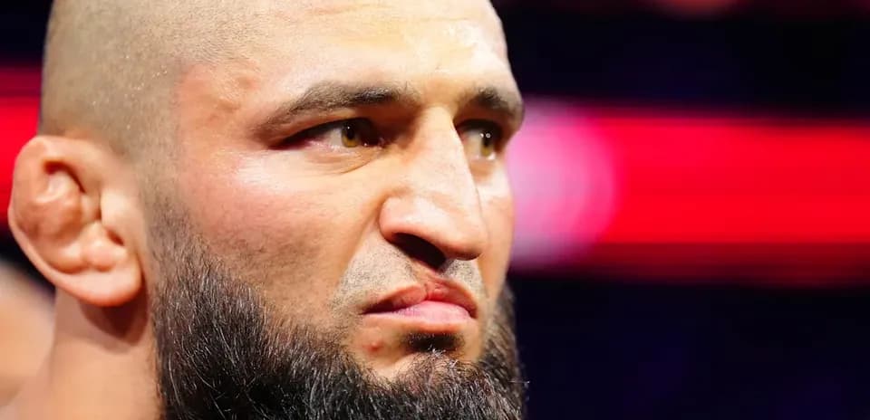 Fighter with a beard focused before the match