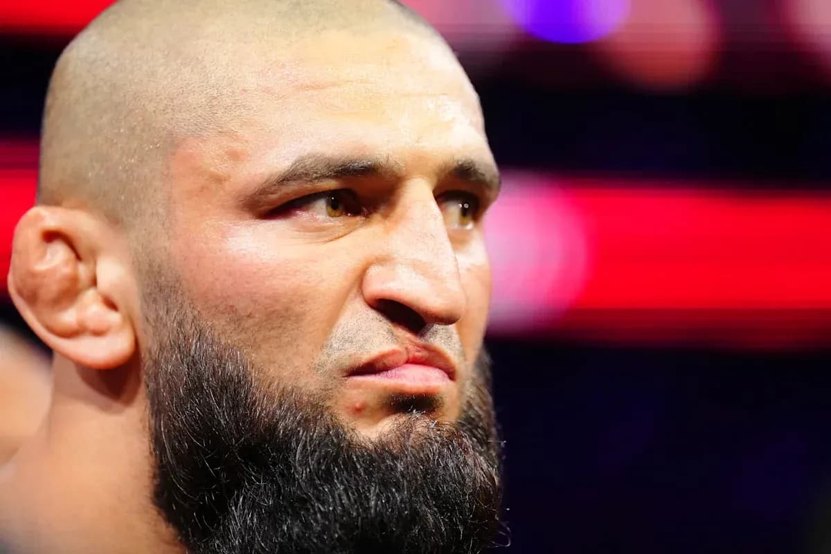 Fighter with a beard focused before the match