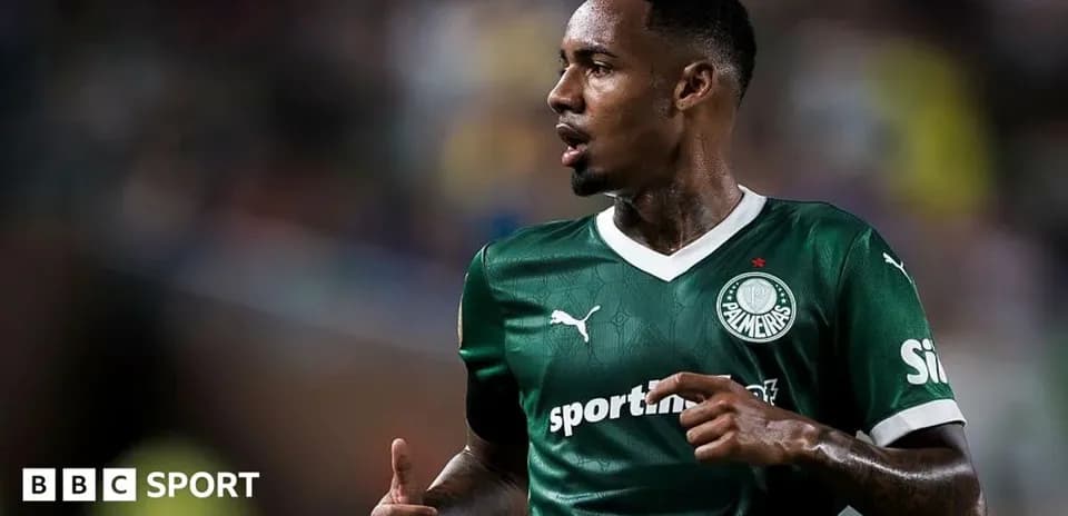 Palmeiras player in green kit during match