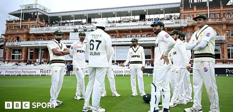 Pakistan cricket team discussing strategy on the field