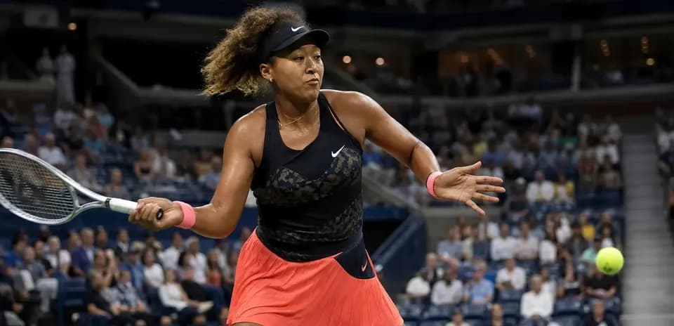 Naomi Osaka hitting a forehand during a match