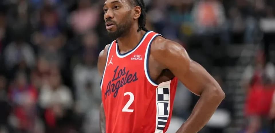 Kawhi Leonard in Los Angeles jersey during game