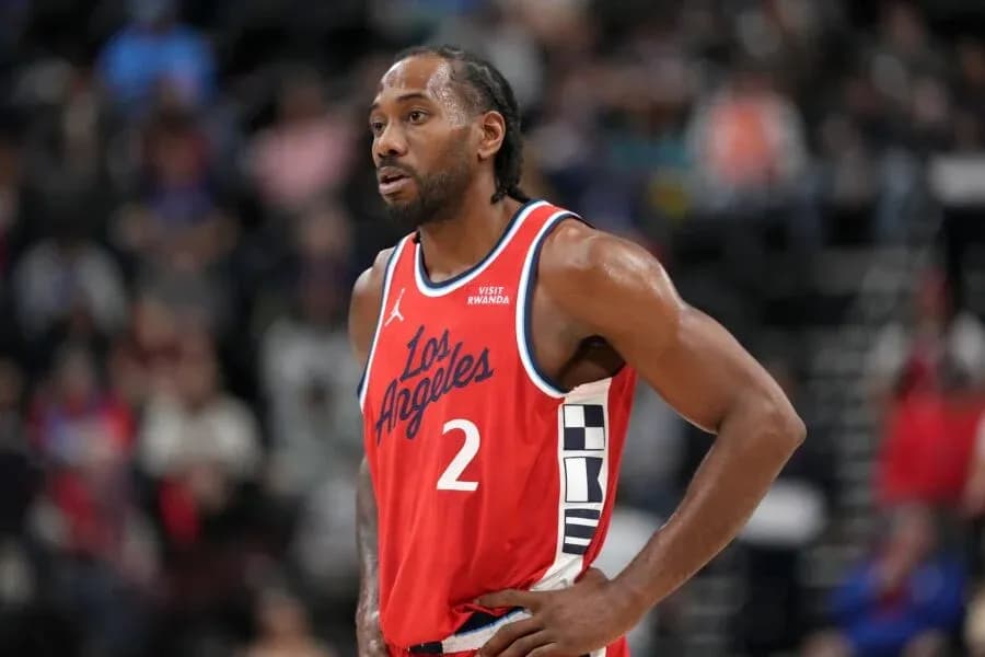 Kawhi Leonard in Los Angeles jersey during game