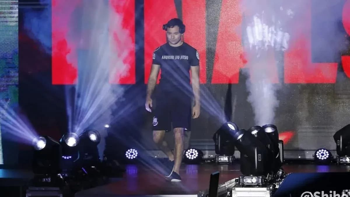 Athlete walking to the finals with smoke effects Athlete walking to the finals with smoke effects