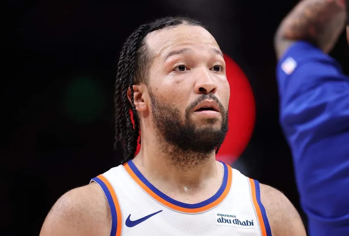 Player in Knicks uniform during game action Player in Knicks uniform during game action