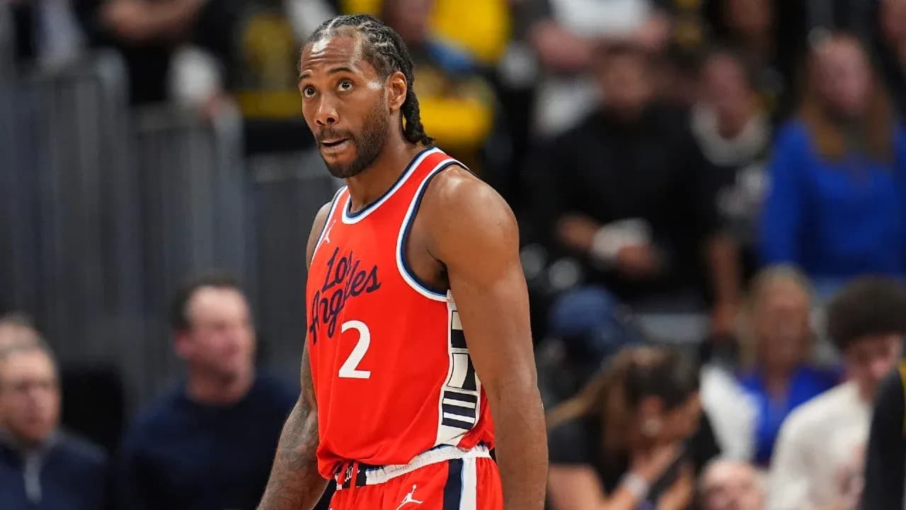 Kawhi Leonard in Los Angeles Clippers uniform during game Kawhi Leonard in Los Angeles Clippers uniform during game