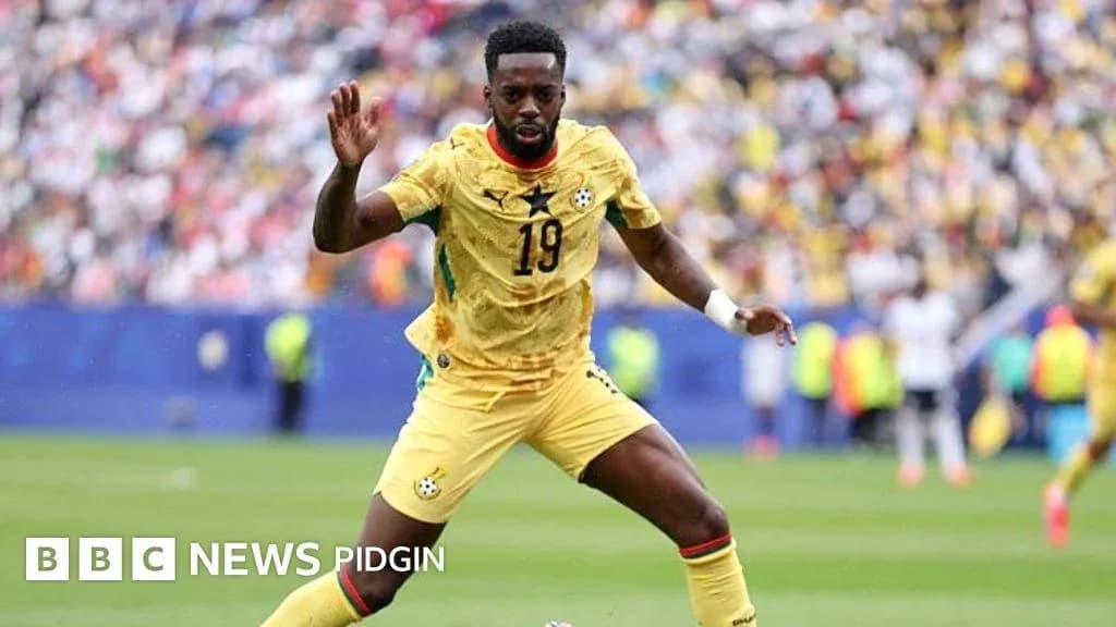 Player in yellow kit during football match action Player in yellow kit during football match action