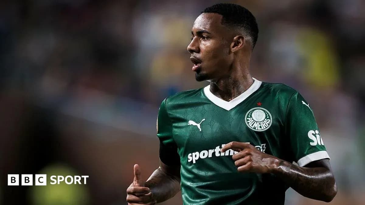 Palmeiras player in green kit during match Palmeiras player in green kit during match